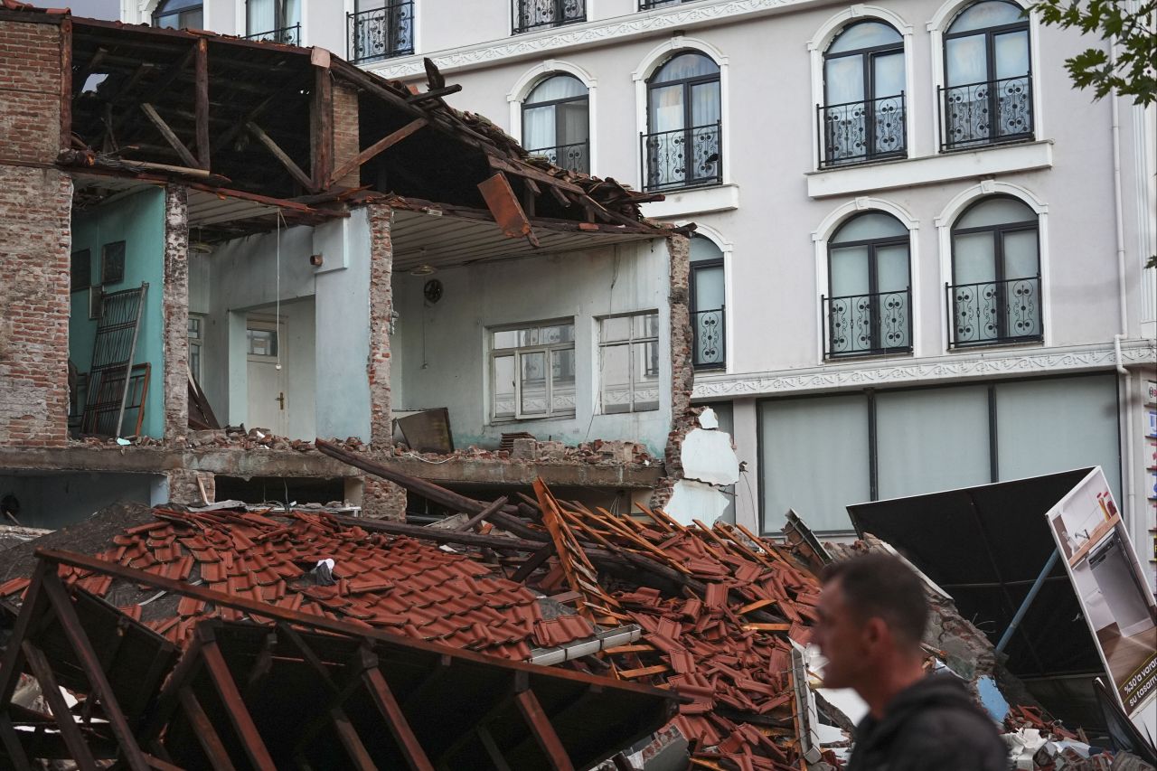 Balıkesir'de kabus gibi gece! 6.1'lik depremin hasarı gün ağarınca ortaya çıktı! İşte yıkım görüntüleri... 19