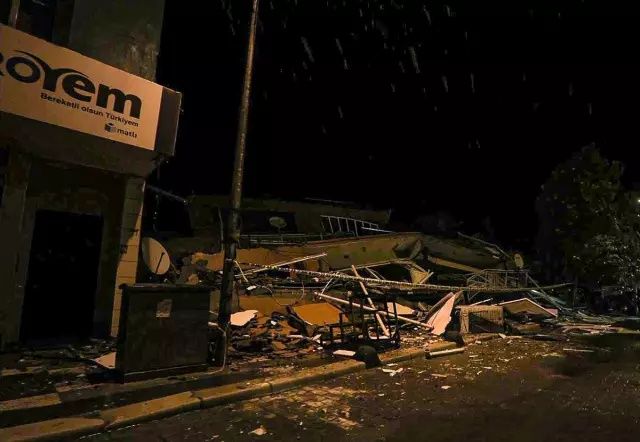 Balıkesir'de kabus gibi gece! 6.1'lik depremin hasarı gün ağarınca ortaya çıktı! İşte yıkım görüntüleri... 1