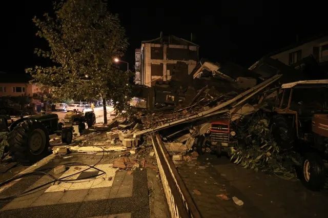 Balıkesir'de kabus gibi gece! 6.1'lik depremin hasarı gün ağarınca ortaya çıktı! İşte yıkım görüntüleri... 7