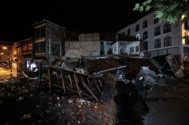 Balıkesir'de kabus gibi gece! 6.1'lik depremin hasarı gün ağarınca ortaya çıktı! İşte yıkım görüntüleri... 6