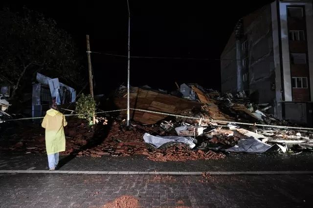 Balıkesir'de kabus gibi gece! 6.1'lik depremin hasarı gün ağarınca ortaya çıktı! İşte yıkım görüntüleri... 10
