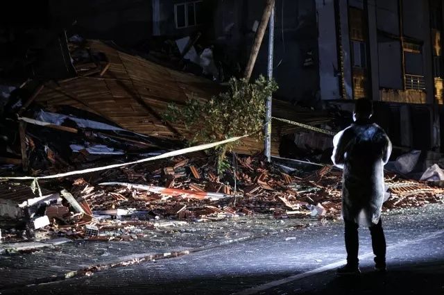 Balıkesir'de kabus gibi gece! 6.1'lik depremin hasarı gün ağarınca ortaya çıktı! İşte yıkım görüntüleri... 18