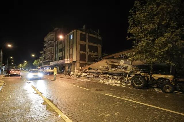Balıkesir'de kabus gibi gece! 6.1'lik depremin hasarı gün ağarınca ortaya çıktı! İşte yıkım görüntüleri... 17
