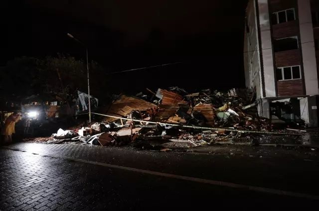 Balıkesir'de kabus gibi gece! 6.1'lik depremin hasarı gün ağarınca ortaya çıktı! İşte yıkım görüntüleri... 13