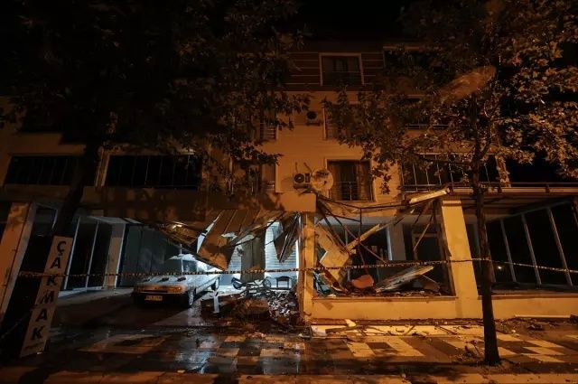 Balıkesir'de kabus gibi gece! 6.1'lik depremin hasarı gün ağarınca ortaya çıktı! İşte yıkım görüntüleri... 14