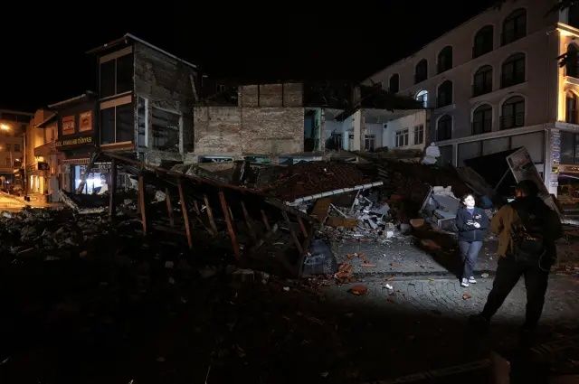 Balıkesir'de kabus gibi gece! 6.1'lik depremin hasarı gün ağarınca ortaya çıktı! İşte yıkım görüntüleri... 5