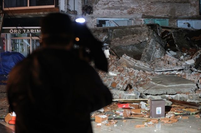 Balıkesir'de kabus gibi gece! 6.1'lik depremin hasarı gün ağarınca ortaya çıktı! İşte yıkım görüntüleri... 4