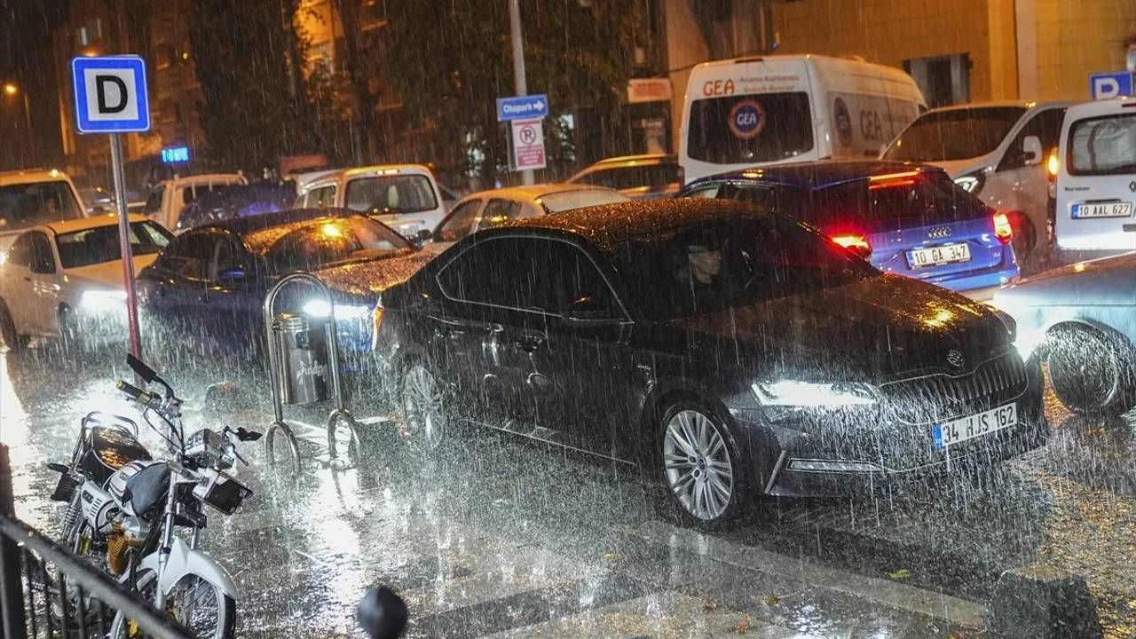 Yağmur bitmiyor! Meteoroloji uyardı: İstanbul, Bursa, İzmir ve Ankara’da fırtına alarmı 4