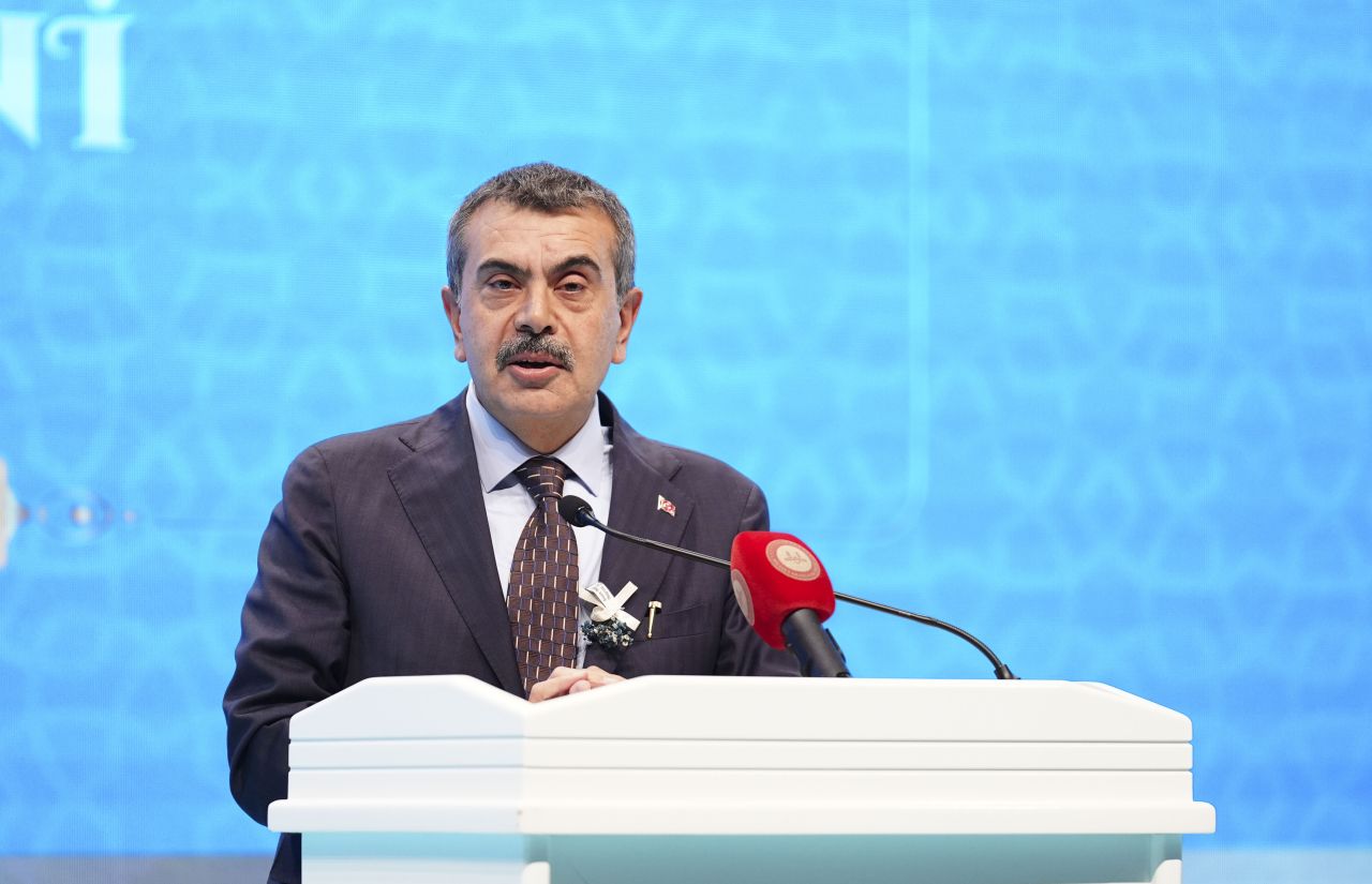 23 yıl önce yazıldı, Cumhuriyetin yıl dönümünde açıldı... O mektuplar Türkiye’nin eğitim devrimini belgeledi: Başörtüsü sorun olmasın, okullarda fareler cirit atmasın... 1