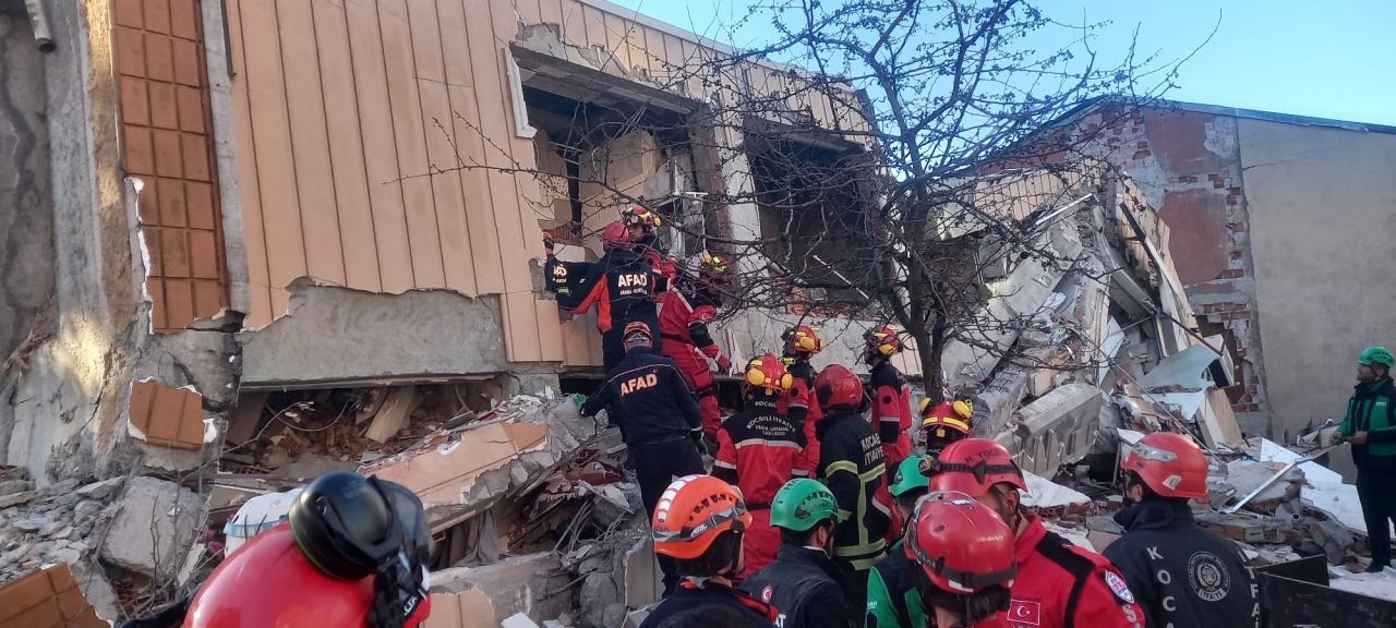 Çalışmalar yoğunlaştı... Gebze'de yıkılan binanın enkazındaki 5 kişilik aile aranıyor! İçişleri Bakanı Ali Yerlikaya son durumu açıkladı 1