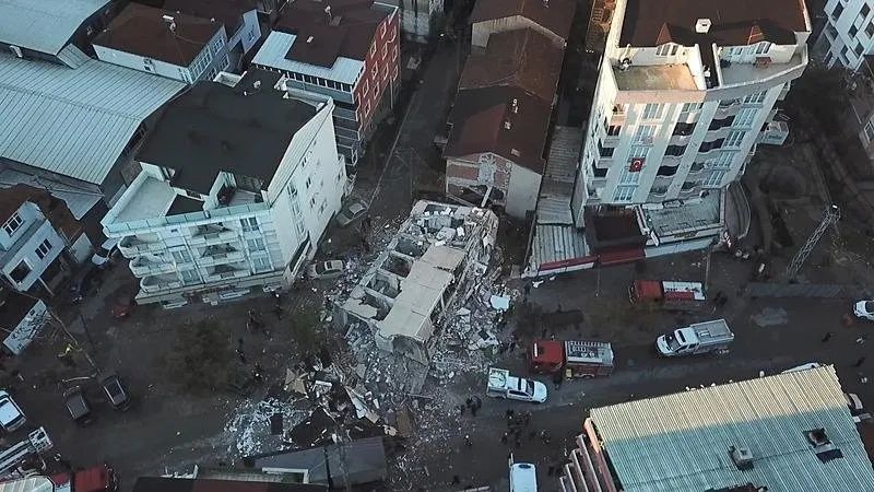 Gebze’de çöken binada 5 kişilik Bilir ailesi mahsur kaldı: Risk taşıyan 8 bina mühürlendi! 9