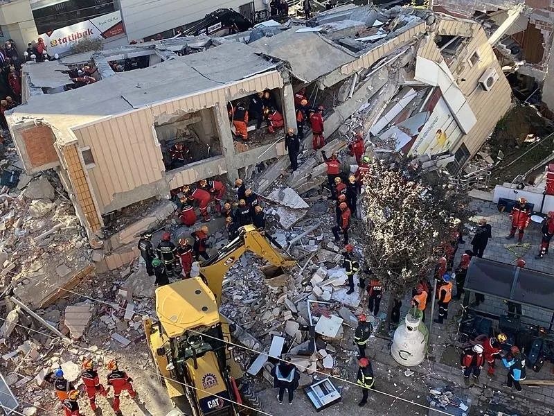 Gebze'de çöken binadan acı haber: 12 yaşındaki Emir Bilir ve erkek kardeşinin cansız bedenine ulaşıldı! 5