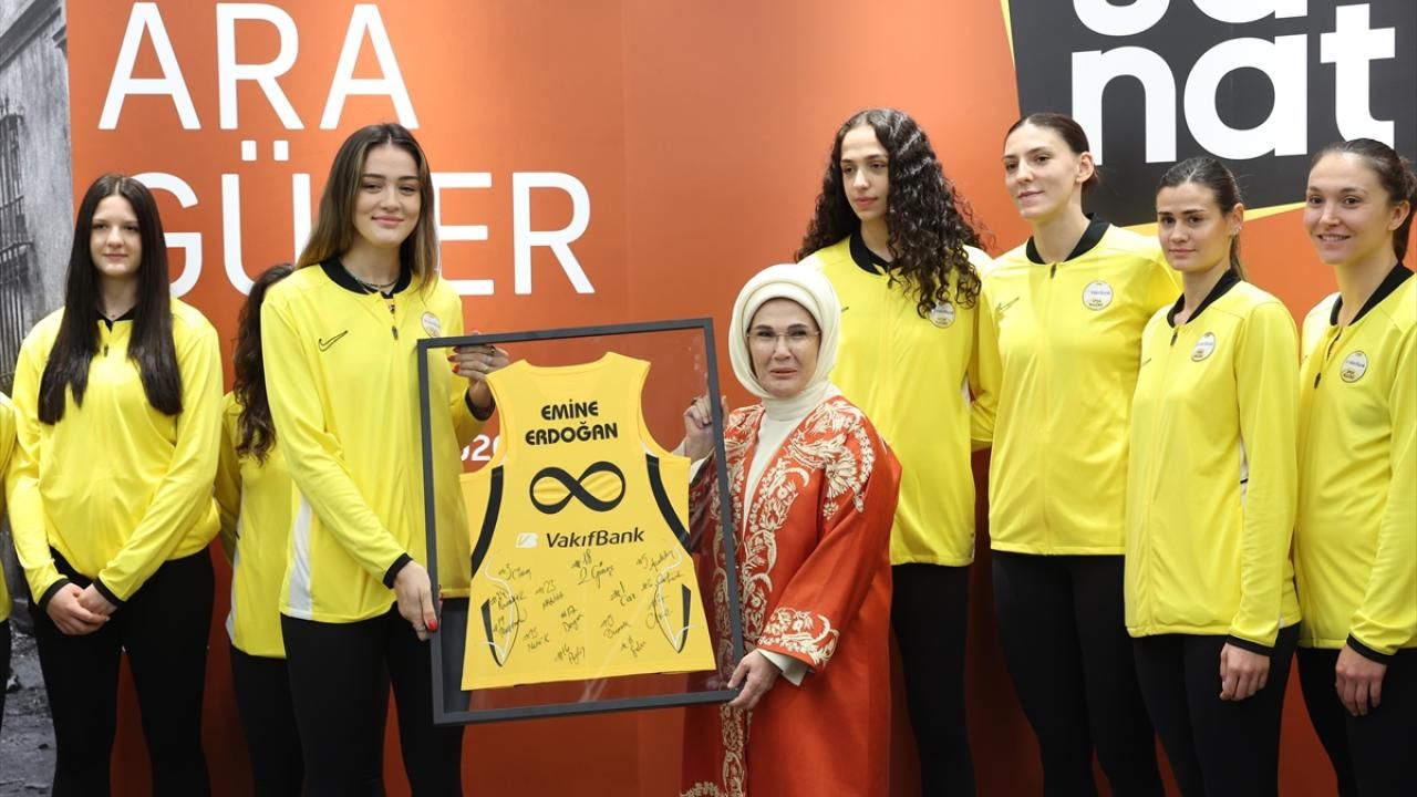 Emine Erdoğan, VakıfBank Sanat Galerisi'nin açılışına katıldı 3