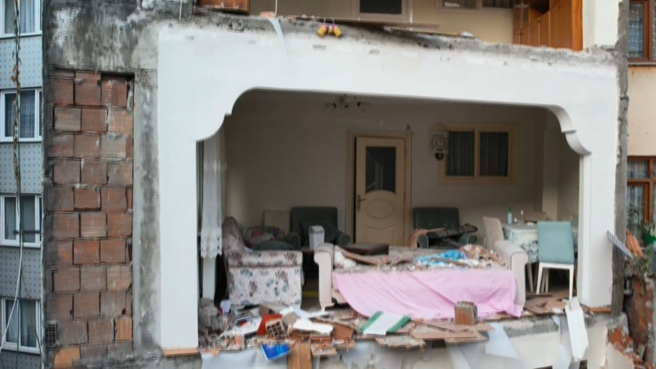 Kentsel dönüşüm faciası! Duvarı yok, eşyaları yıkıntıda: 67 yaşındaki Behiye teyze kabus yaşadı 4