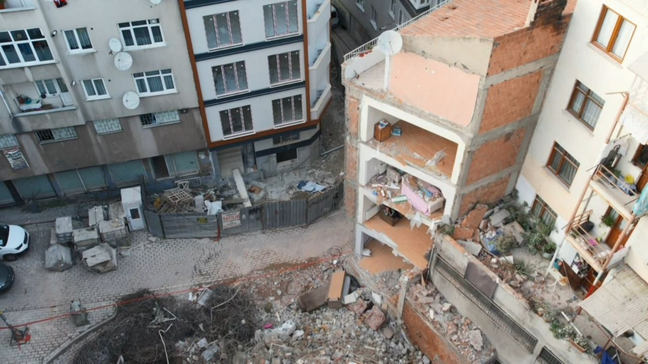 Kentsel dönüşüm faciası! Duvarı yok, eşyaları yıkıntıda: 67 yaşındaki Behiye teyze kabus yaşadı 2