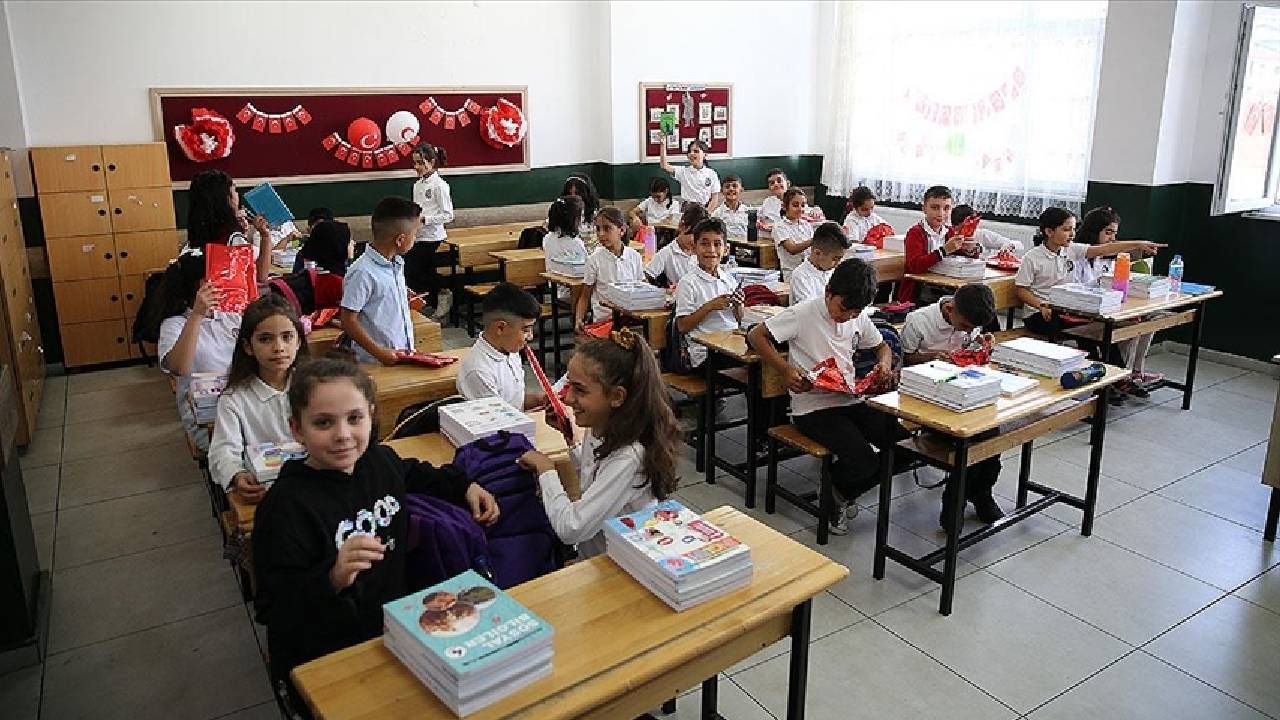 MEB’den müfredat hamlesi! İlkokullarda bilinçli tüketici dersi başlıyor: Çocuklar erken yaşta haklarını öğrenecek 4