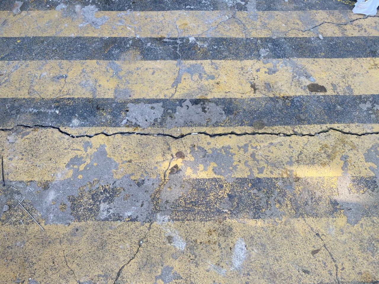 Gebze faciası hafızalardan silinmemişken İstanbul'un kalbinde yapı krizi! İki katlı binanın kolonlarında patlama sesleri, zeminde çatlak ve kayma meydana geldi 7