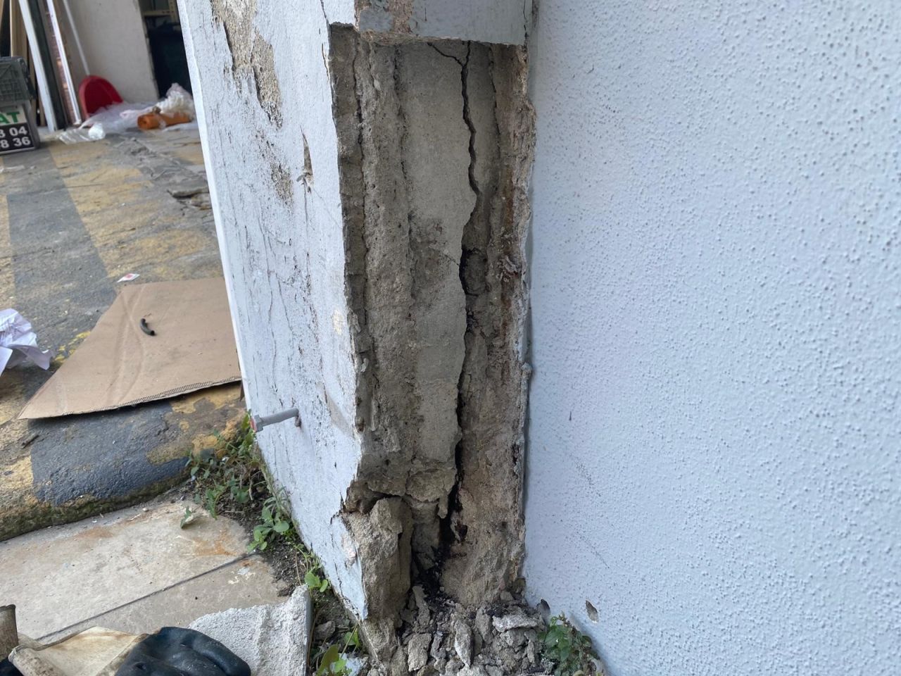 Gebze faciası hafızalardan silinmemişken İstanbul'un kalbinde yapı krizi! İki katlı binanın kolonlarında patlama sesleri, zeminde çatlak ve kayma meydana geldi 5