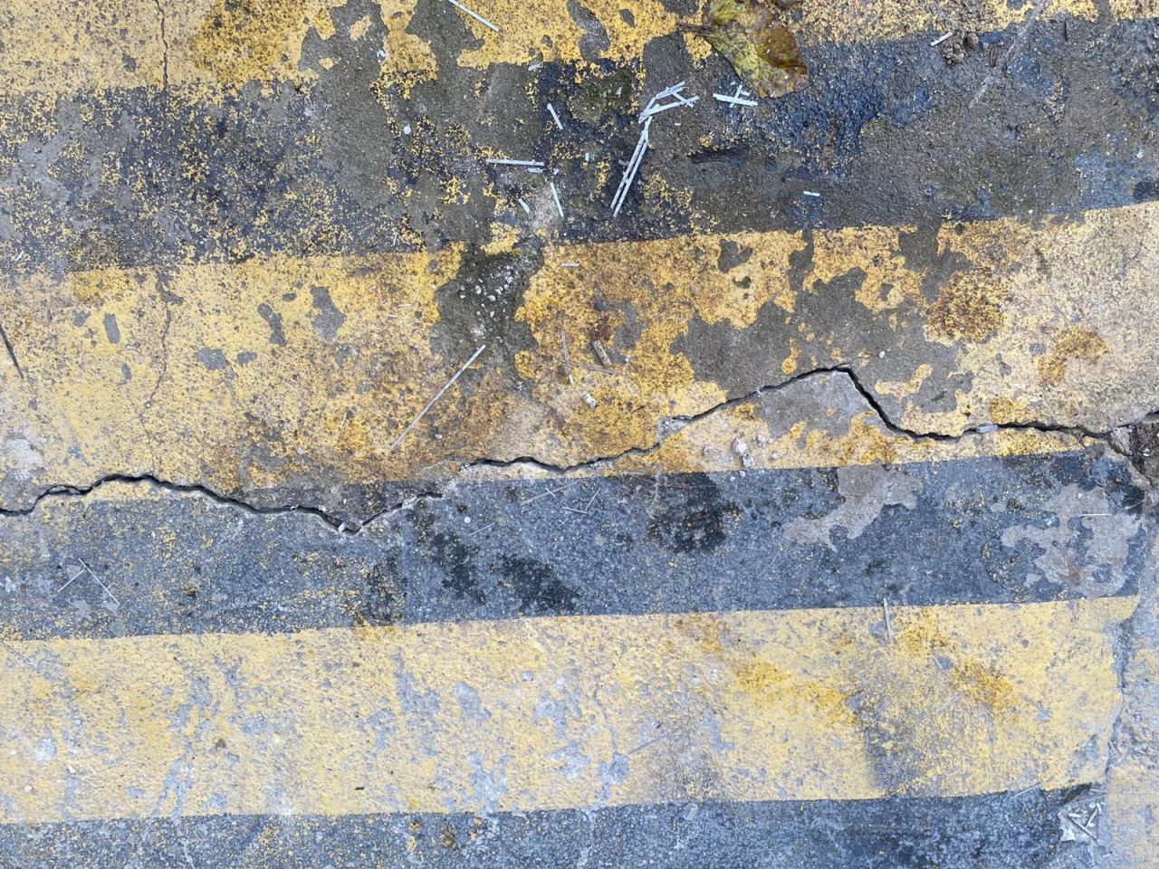 Gebze faciası hafızalardan silinmemişken İstanbul'un kalbinde yapı krizi! İki katlı binanın kolonlarında patlama sesleri, zeminde çatlak ve kayma meydana geldi 3