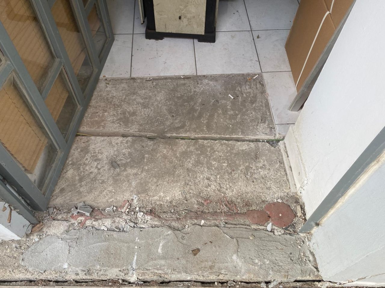 Gebze faciası hafızalardan silinmemişken İstanbul'un kalbinde yapı krizi! İki katlı binanın kolonlarında patlama sesleri, zeminde çatlak ve kayma meydana geldi 2