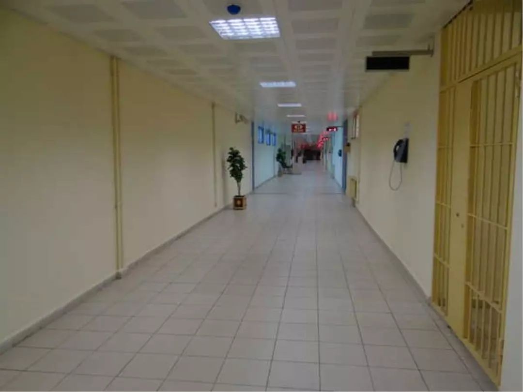 Cezaevinde vahşet! Cinayete teşebbüsten tutukluydu, açık görüşte 4 yaşındaki kızını duvara fırlattı! Minik kız yaşam savaşı veriyor... 2