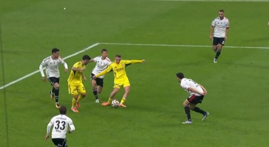Maç sonrası Trio ekibi şok gerçeği açıkladı! Fenerbahçe'nin 2 penaltısı verilmemiş, resmen hakem Fener'i doğramış! 7