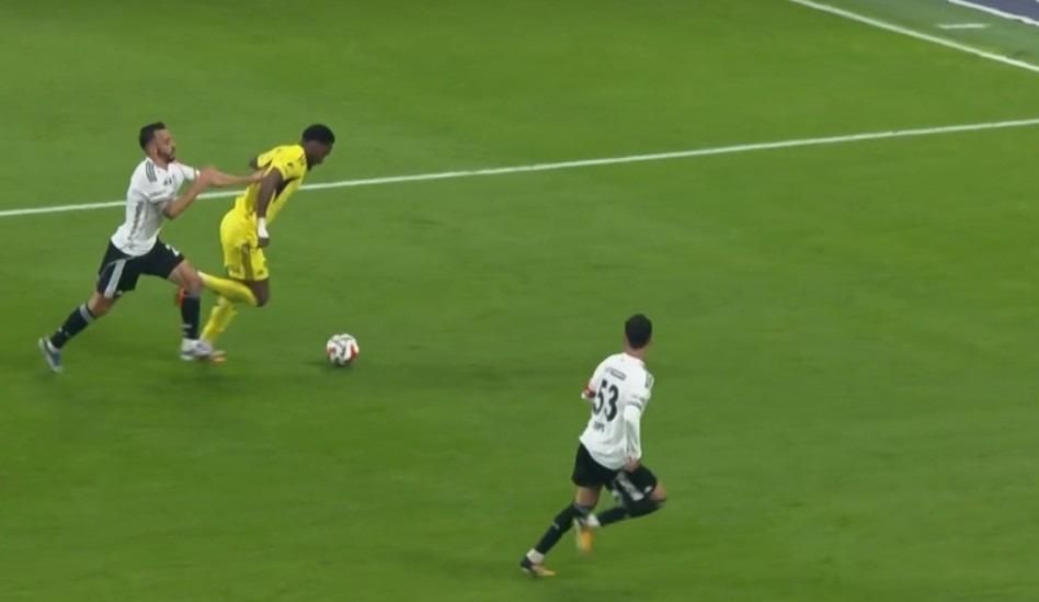 Maç sonrası Trio ekibi şok gerçeği açıkladı! Fenerbahçe'nin 2 penaltısı verilmemiş, resmen hakem Fener'i doğramış! 10