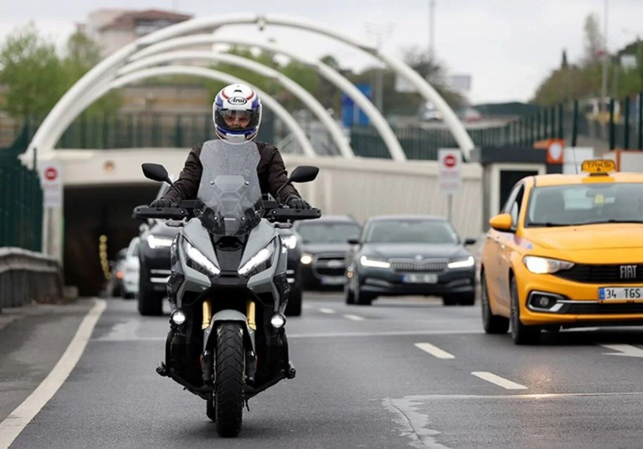 Trafikte “üçlü koruma” devri başladı! Eldiven, gözlük ve kask olmadan yola çıkmak yasak! Cezası var 4