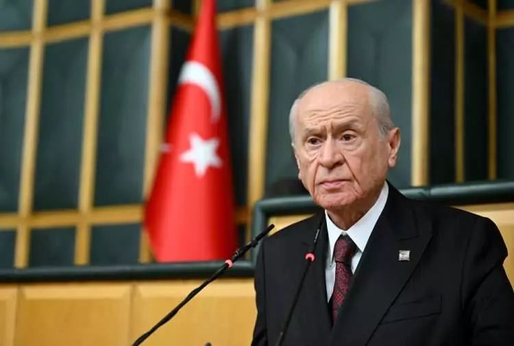 Bahçeli’nin yüzüğü ve rozeti sosyal medyada gündem oldu! Kufi sanatıyla işlenmiş dua dikkat çekti... 5
