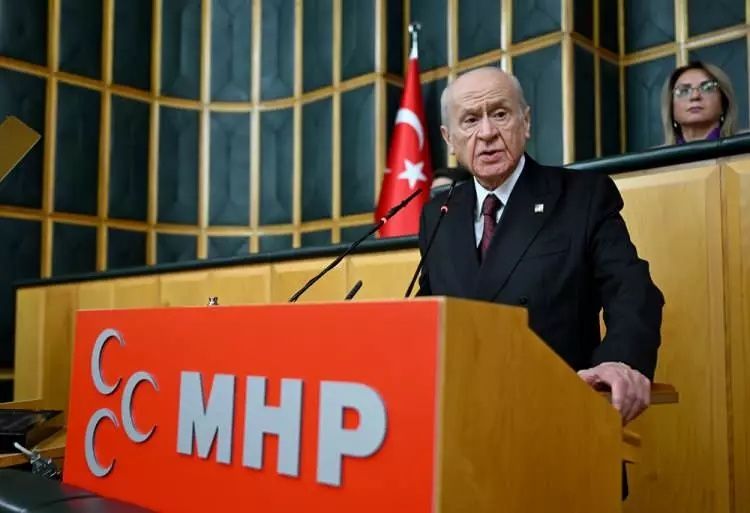Bahçeli’nin yüzüğü ve rozeti sosyal medyada gündem oldu! Kufi sanatıyla işlenmiş dua dikkat çekti... 2
