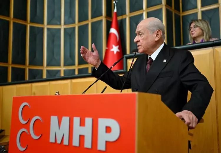 Bahçeli’nin yüzüğü ve rozeti sosyal medyada gündem oldu! Kufi sanatıyla işlenmiş dua dikkat çekti... 1