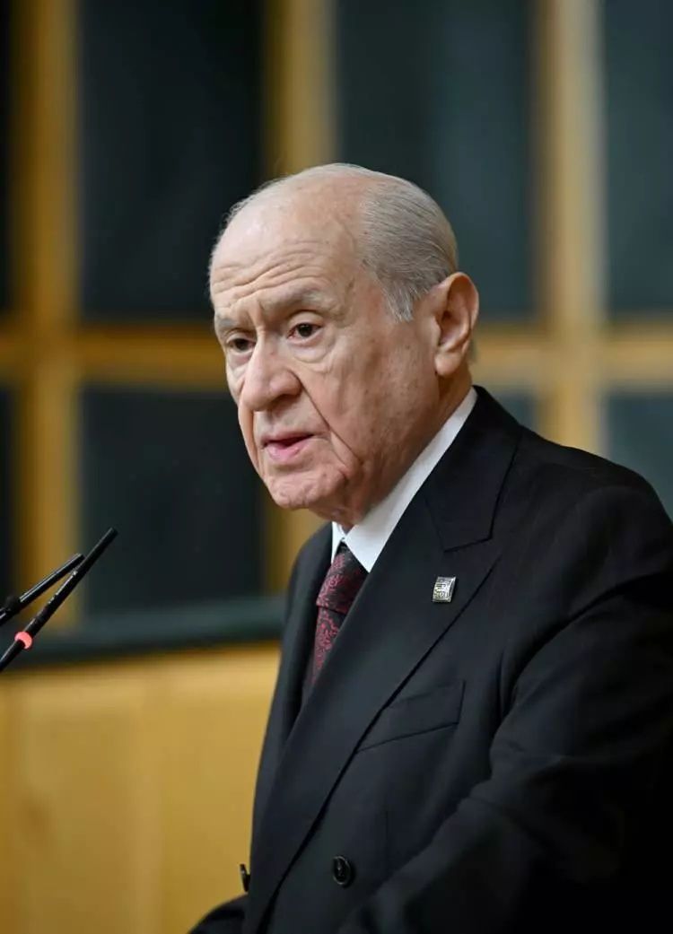 Bahçeli’nin yüzüğü ve rozeti sosyal medyada gündem oldu! Kufi sanatıyla işlenmiş dua dikkat çekti... 6
