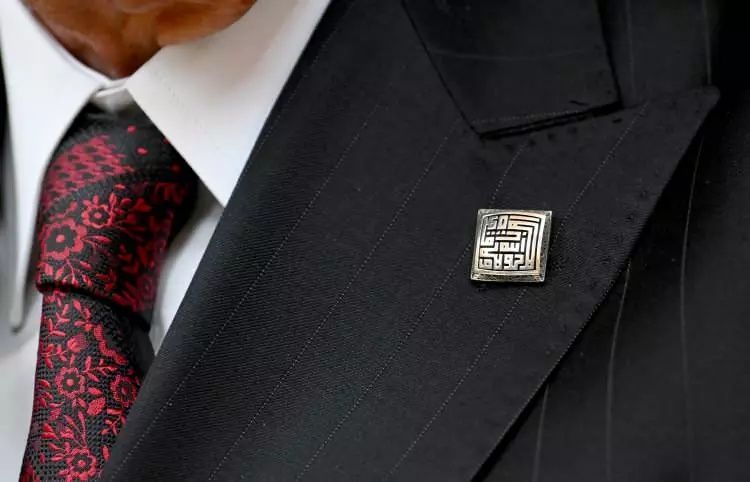 Bahçeli’nin yüzüğü ve rozeti sosyal medyada gündem oldu! Kufi sanatıyla işlenmiş dua dikkat çekti... 3