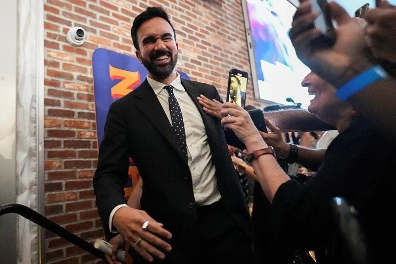 Filistin yanlısı, halkçı ve cesur: New York’un yeni Müslüman Belediye Başkanı Zohran Mamdani kimdir? Son 1 haftada cuma namazına gitti, şabat yemeğine katıldı, kilise ayininde konuştu ve gay barda DJ'lik yaptı 11