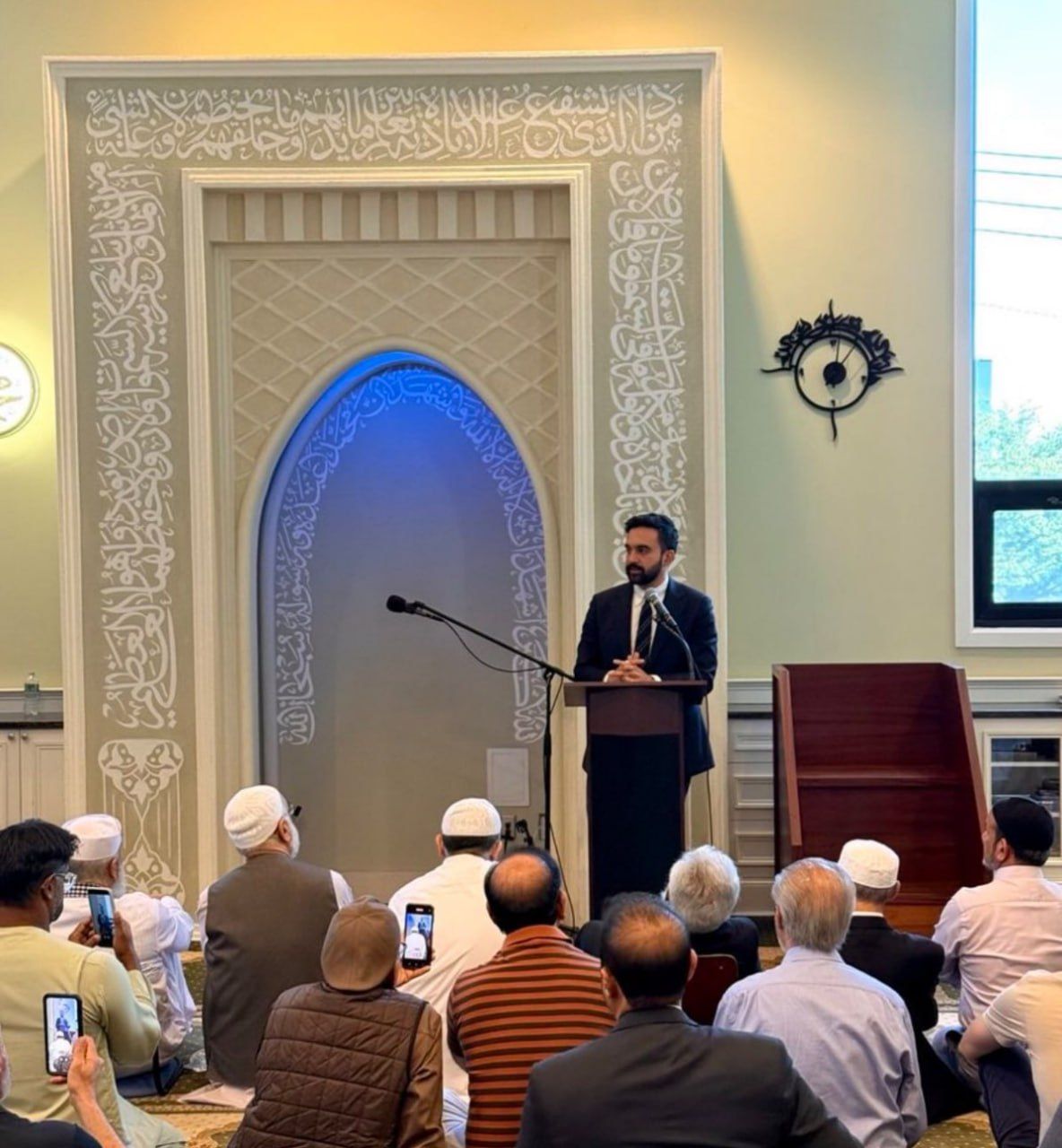 Filistin yanlısı, halkçı ve cesur: New York’un yeni Müslüman Belediye Başkanı Zohran Mamdani kimdir? Son 1 haftada cuma namazına gitti, şabat yemeğine katıldı, kilise ayininde konuştu ve gay barda DJ'lik yaptı 2