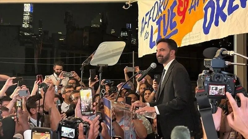 Filistin yanlısı, halkçı ve cesur: New York’un yeni Müslüman Belediye Başkanı Zohran Mamdani kimdir? Son 1 haftada cuma namazına gitti, şabat yemeğine katıldı, kilise ayininde konuştu ve gay barda DJ'lik yaptı 12