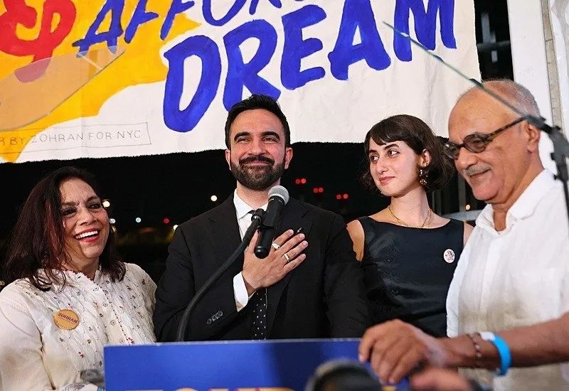 Filistin yanlısı, halkçı ve cesur: New York’un yeni Müslüman Belediye Başkanı Zohran Mamdani kimdir? Son 1 haftada cuma namazına gitti, şabat yemeğine katıldı, kilise ayininde konuştu ve gay barda DJ'lik yaptı 9