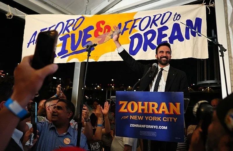 Filistin yanlısı, halkçı ve cesur: New York’un yeni Müslüman Belediye Başkanı Zohran Mamdani kimdir? Son 1 haftada cuma namazına gitti, şabat yemeğine katıldı, kilise ayininde konuştu ve gay barda DJ'lik yaptı 7