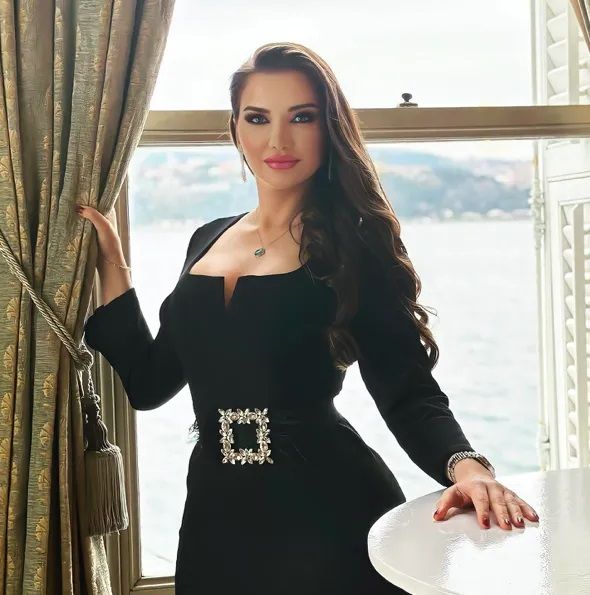 Esra Ezmeci, kalça estetiği mi yaptırdı? Ece Erken, "Popo protezin yok mu? Yemin et!" diyerek eğilip baktı 1