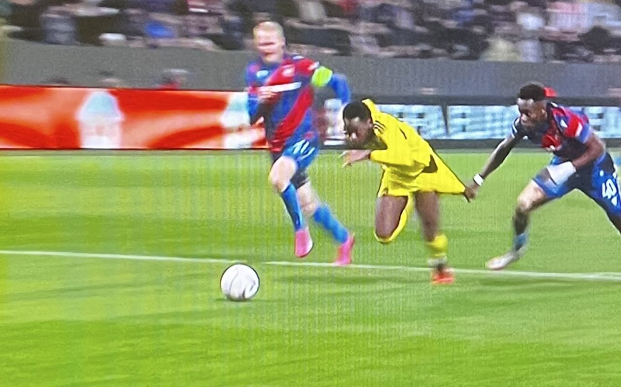 Penaltı skandalı gündemi salladı! Eski hakem ve spor yazarlarından Victoria Plzen maçı hakemi Allard Lindhout için çok sert sözler: Futbolu bilmemek, korkaklık, eyyam ve tam bir skandal karar 3