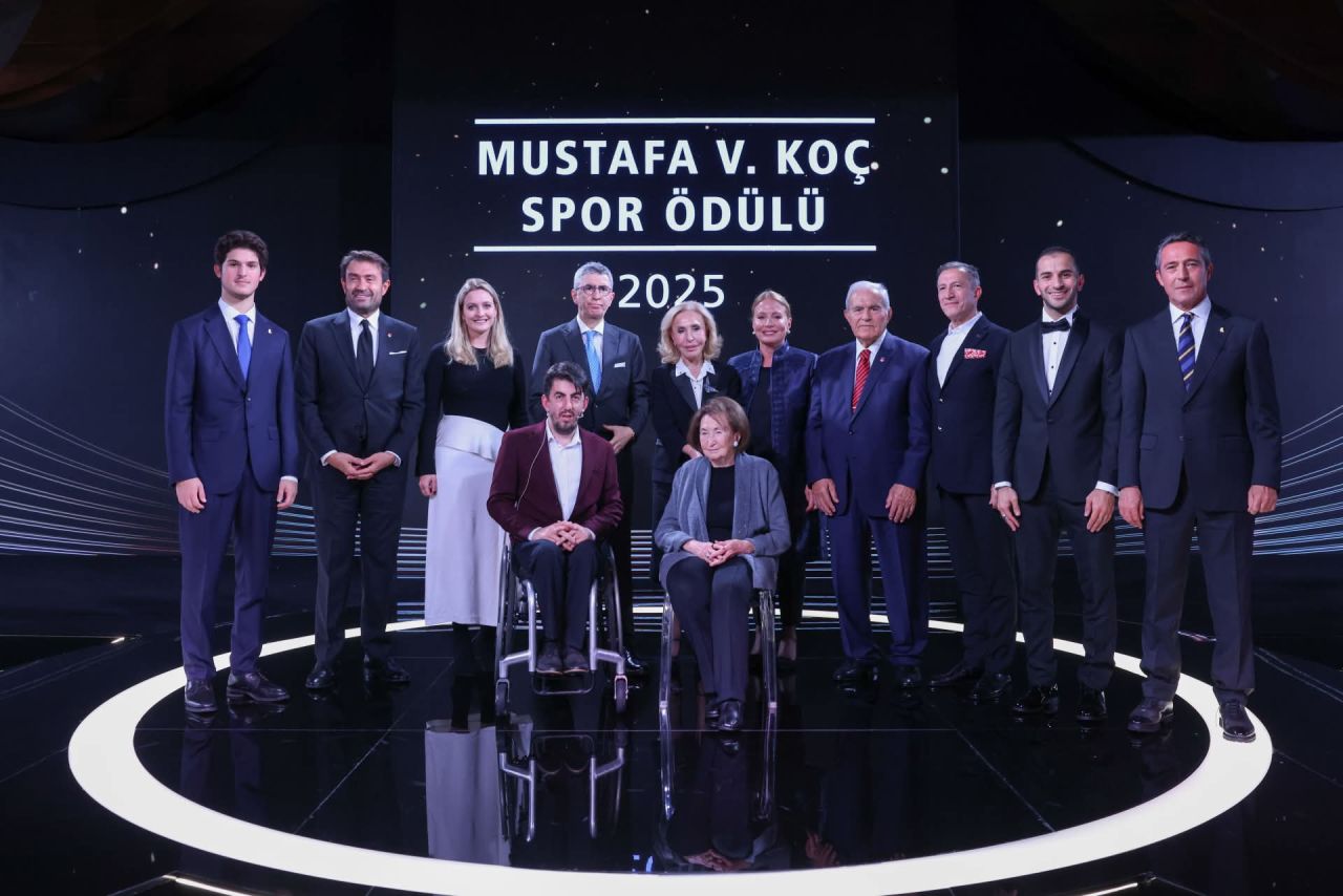 Koç anma töreninde aşk krizi! Caroline Koç merhum eşinin anma gecesine sevgilisiyle geldi! 2