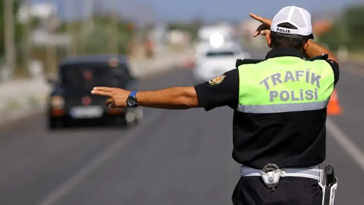 Bakan Yerlikaya trafikte yeni kuralları açıkladı! Çakarlı araç kullananların ehliyeti ve arabası alınacak 1