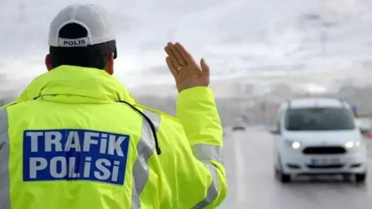 Bakan Yerlikaya trafikte yeni kuralları açıkladı! Çakarlı araç kullananların ehliyeti ve arabası alınacak 5