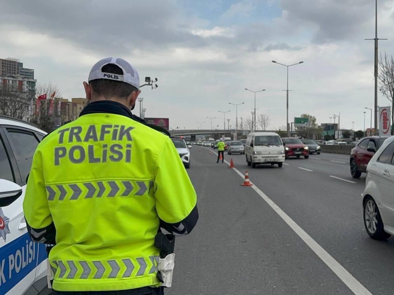Bakan Yerlikaya trafikte yeni kuralları açıkladı! Çakarlı araç kullananların ehliyeti ve arabası alınacak 6