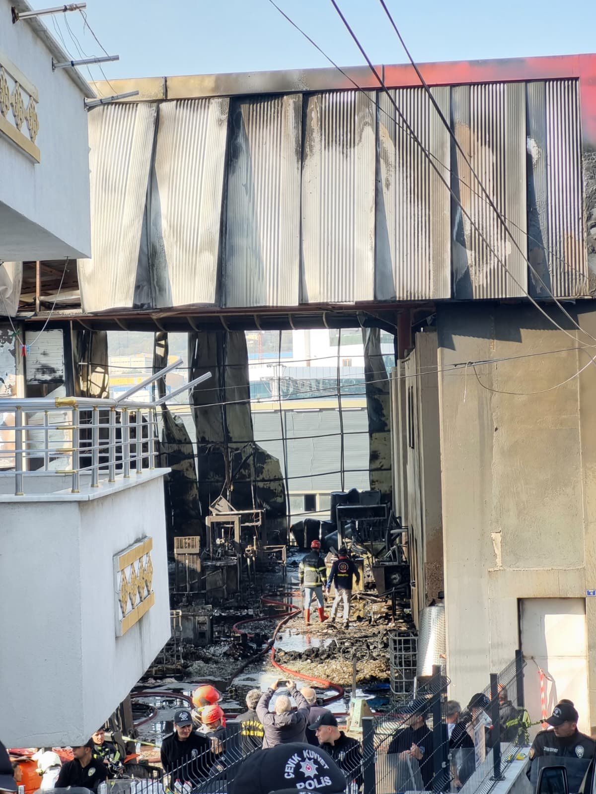 6 işçi yanarak can verdi, patron firari! Kocaeli Dilovası'nda parfüm fabrikasındaki yangında ölenlerin kimlikleri belli oldu! Faciadan kaçış anı kamerada... 3