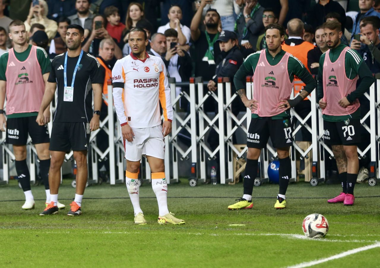 "Galatasaray birilerinin tatmin olacağı yer değil! Onun için herkes aklını başına alsın!" Hasan Şaş canlı yayında açtı ağzını yumdu gözünü 7