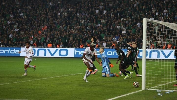 "Bu gözle görünür bir şekilde Galatasaray kulübüne operasyondur! Atılan gol ofsayt değil" Batuhan Karadeniz'den olay yorum 6