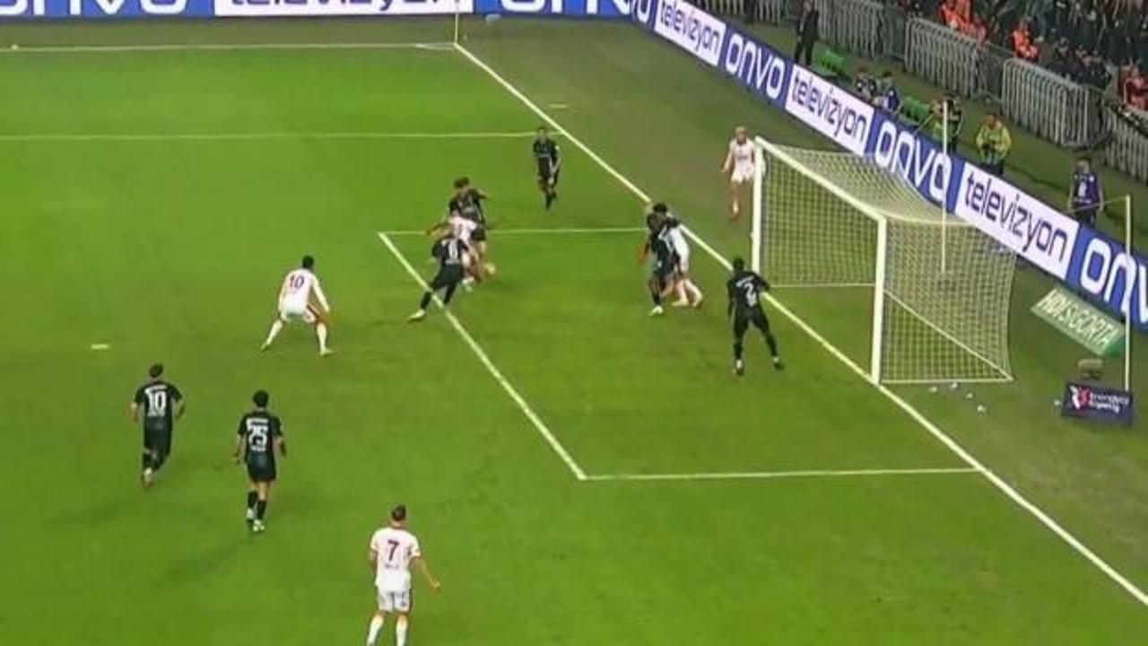 "Bu gözle görünür bir şekilde Galatasaray kulübüne operasyondur! Atılan gol ofsayt değil" Batuhan Karadeniz'den olay yorum 5