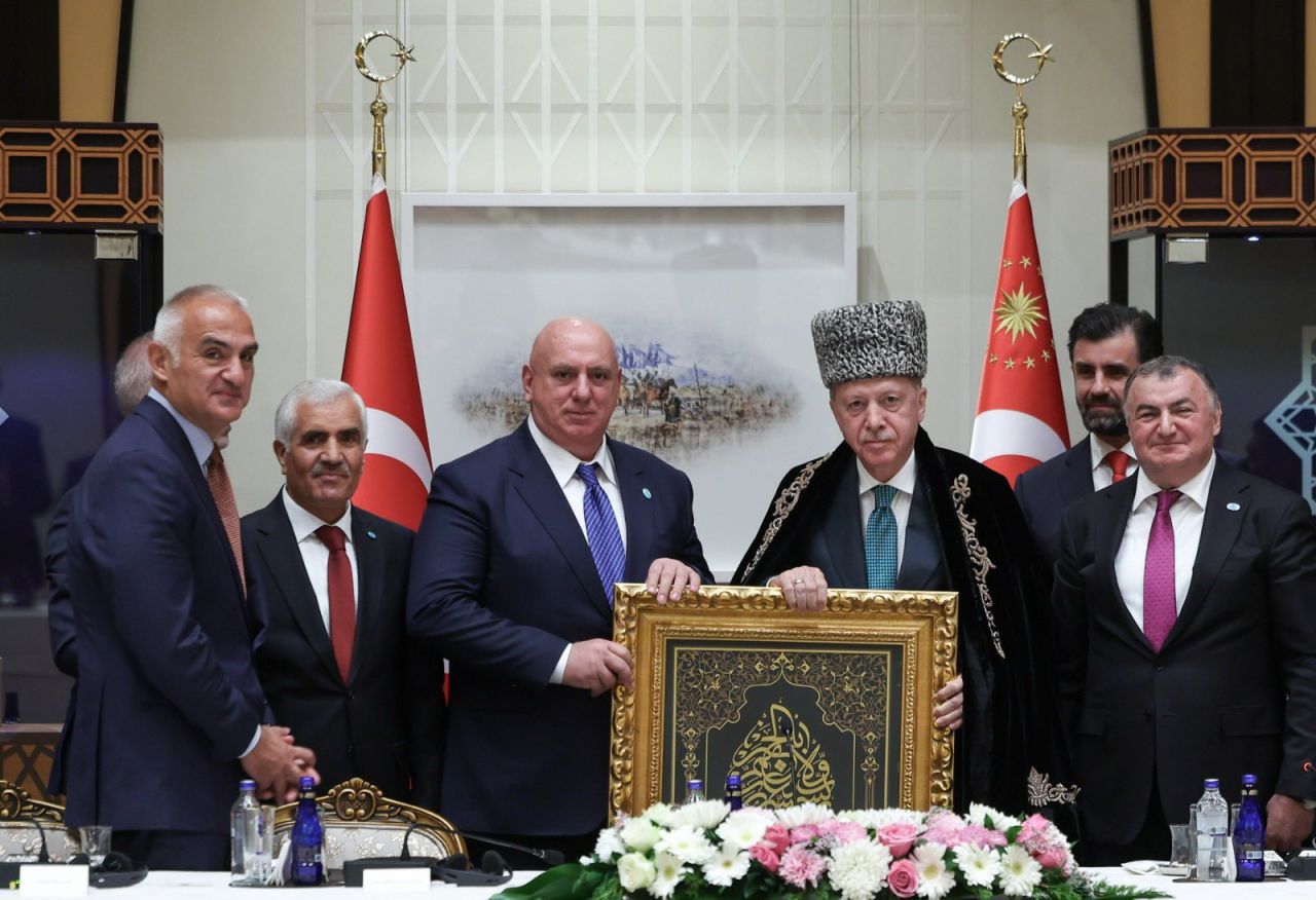Ahıska Türkleriyle gönül buluşması: Cumhurbaşkanı Erdoğan’a kalpak hediye edildi 2