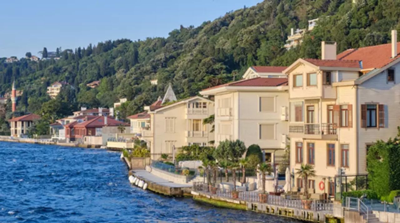 Adı, kimin olduğu bilinmiyor! Boğazdaki yalı satışa çıktı! 350 adet ev fiyatına yalı 1